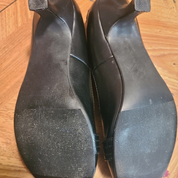 Size 7 heels - Picture 3 of 3
